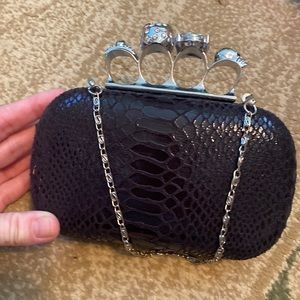 Adorable snake prink clutch with knuckle holder! Perfect for girls night out
